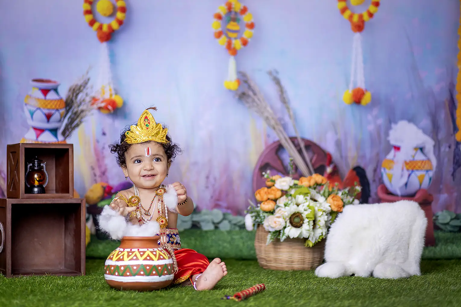 https://dx21q3b76hjv4.cloudfront.net/images/new/gallery/krishna-theme-baby-photoshoot.webp