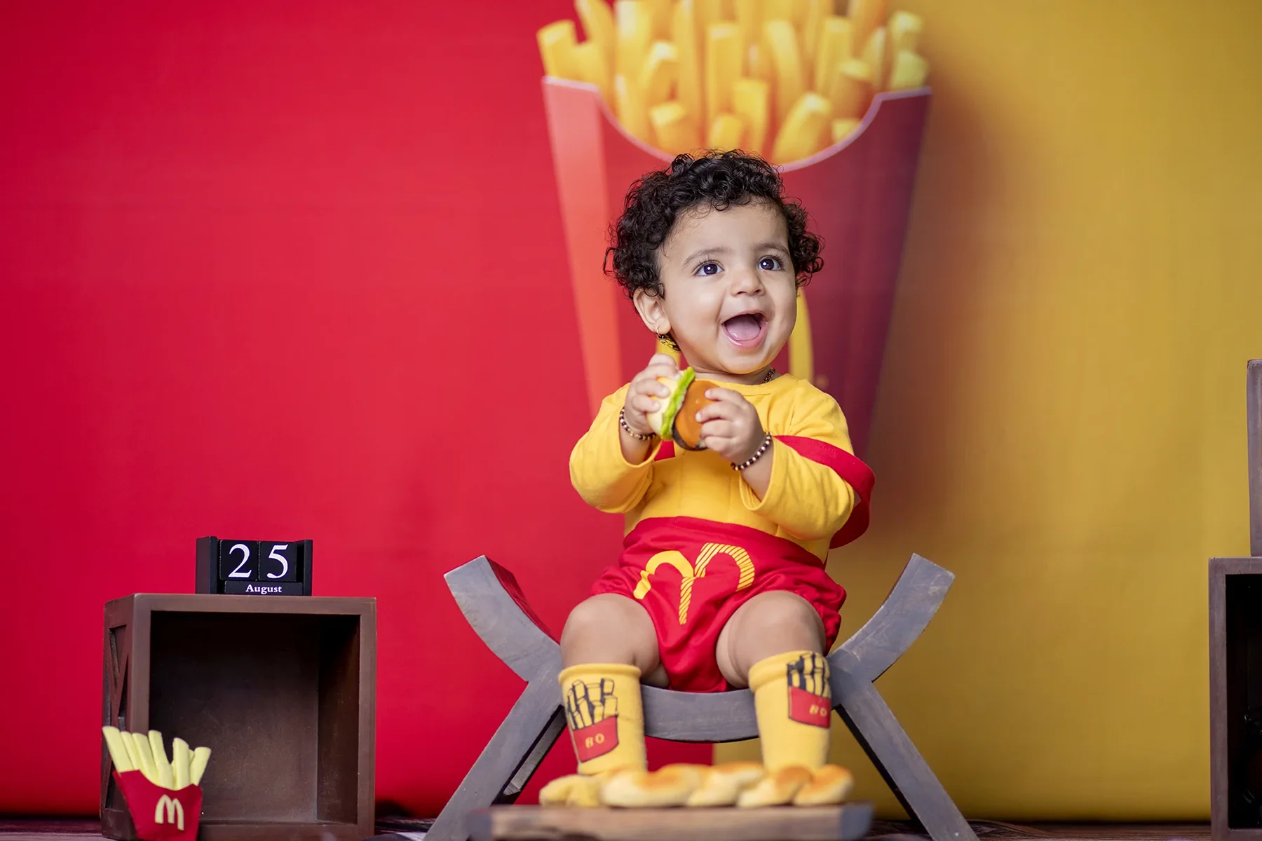 https://dx21q3b76hjv4.cloudfront.net/images/new/themes/mcdonalds-baby/mcdonald-theme-baby-photoshoot.webp