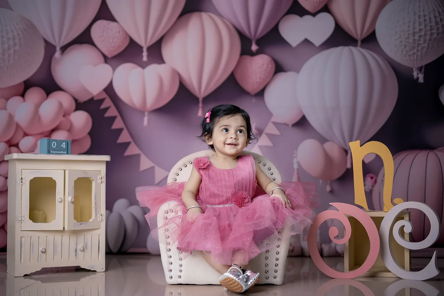 https://dx21q3b76hjv4.cloudfront.net/images/new/themes/party-time/baby-girl-photoshoot.webp